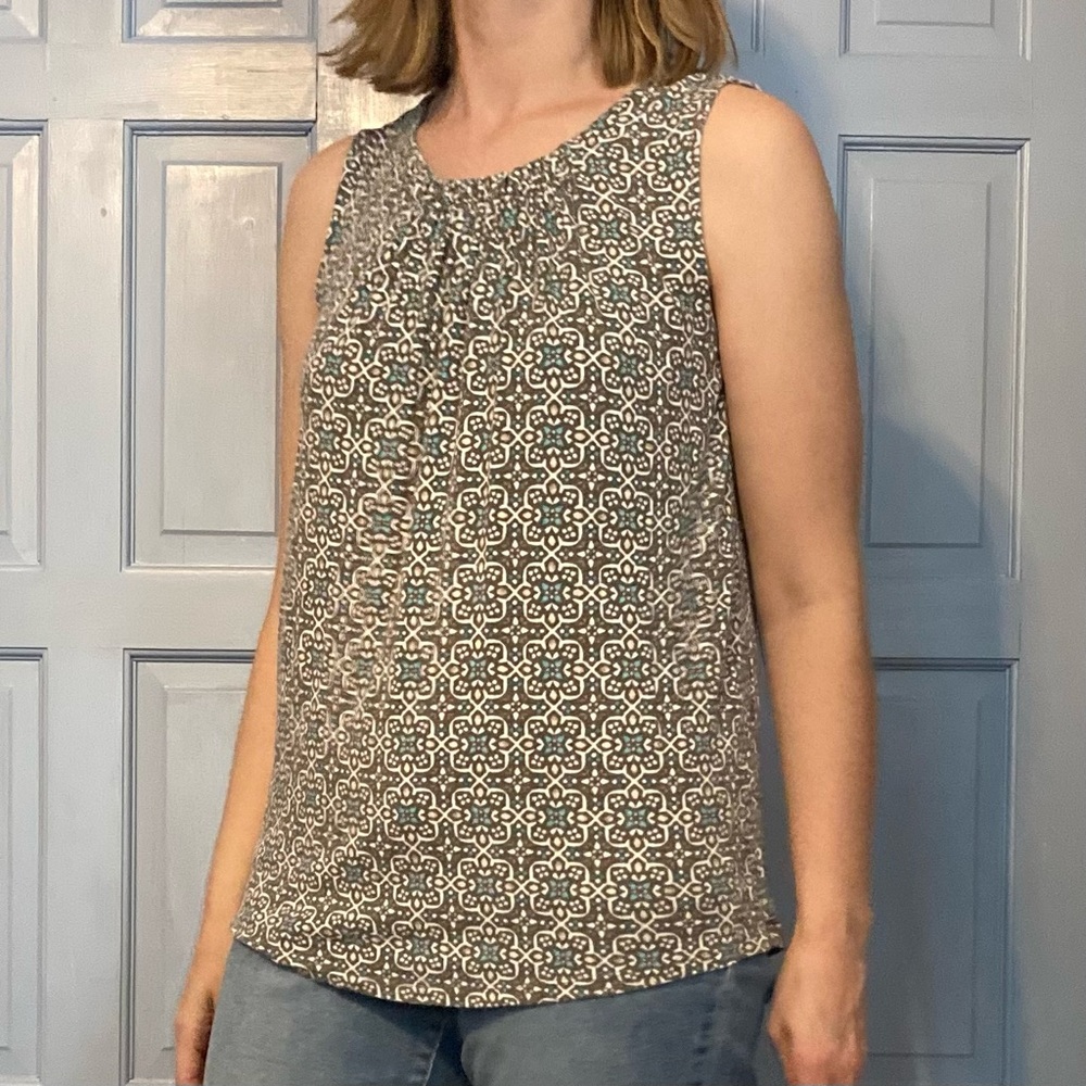Long sleeveless tee